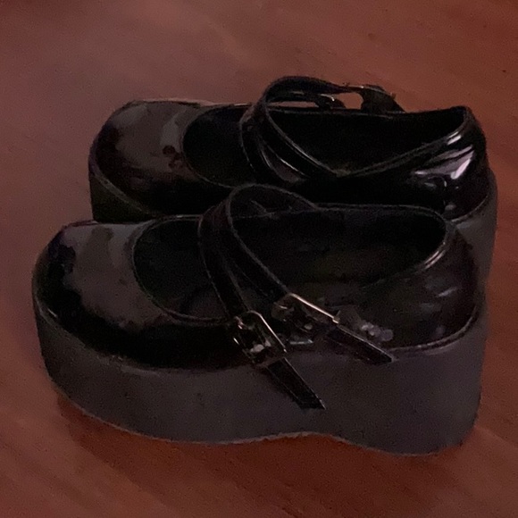 Kids 5.5 MARY JANES PLATFORMS - Picture 2 of 4